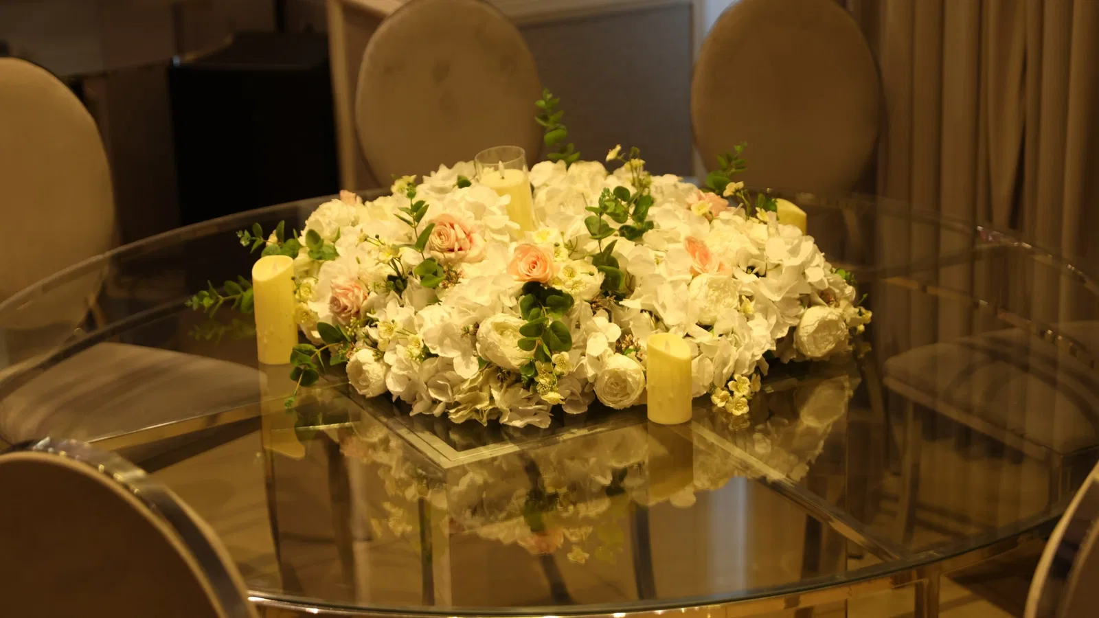 اضاءة شموع طاولات